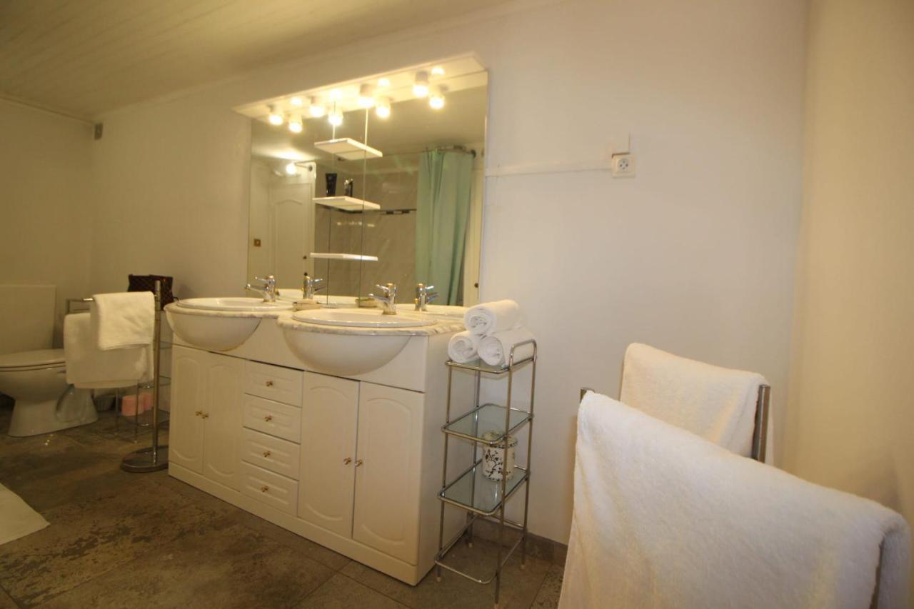 Roussy Nimes Romaine ภายนอก รูปภาพ