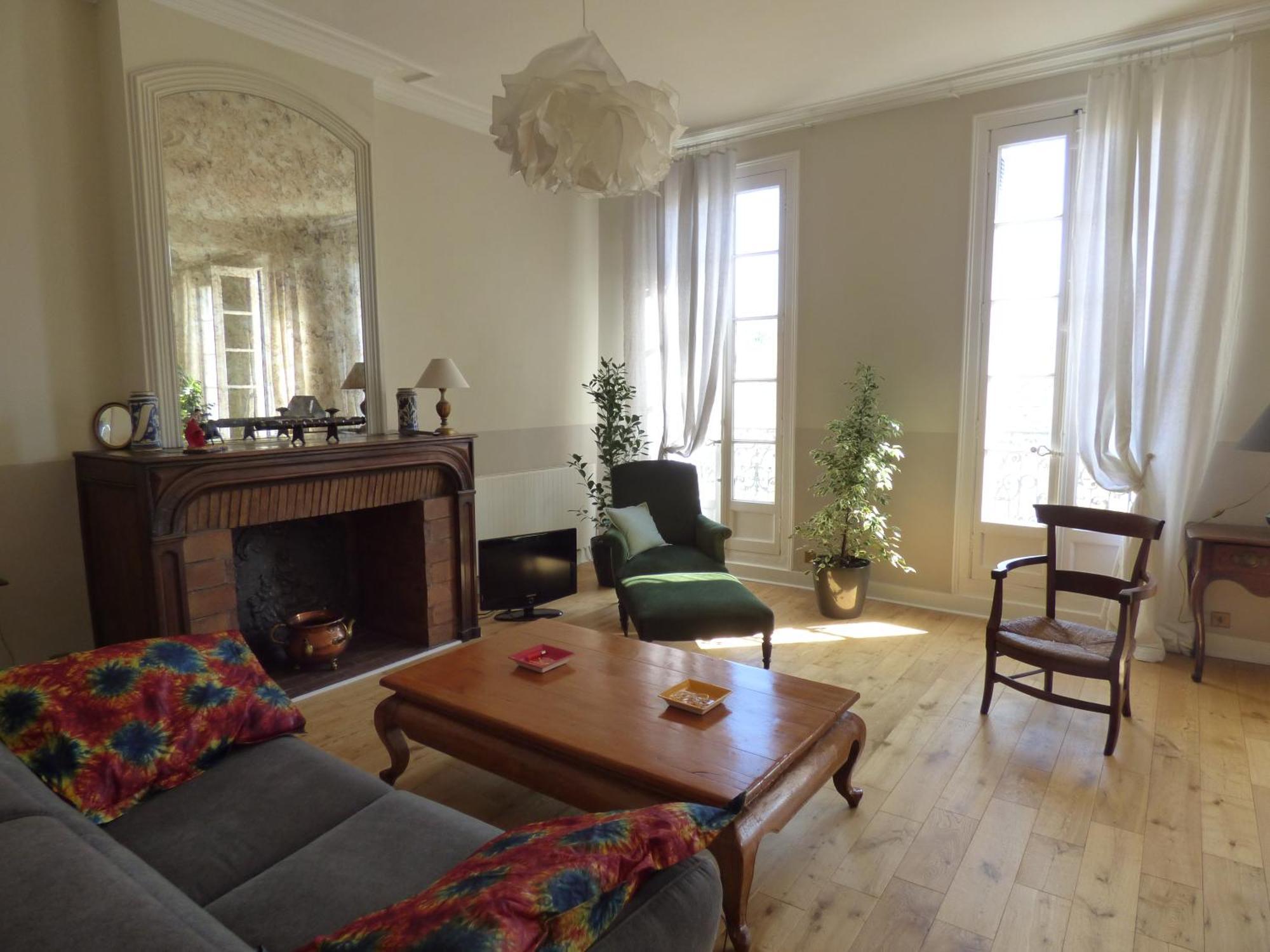 Roussy Nimes Romaine ภายนอก รูปภาพ